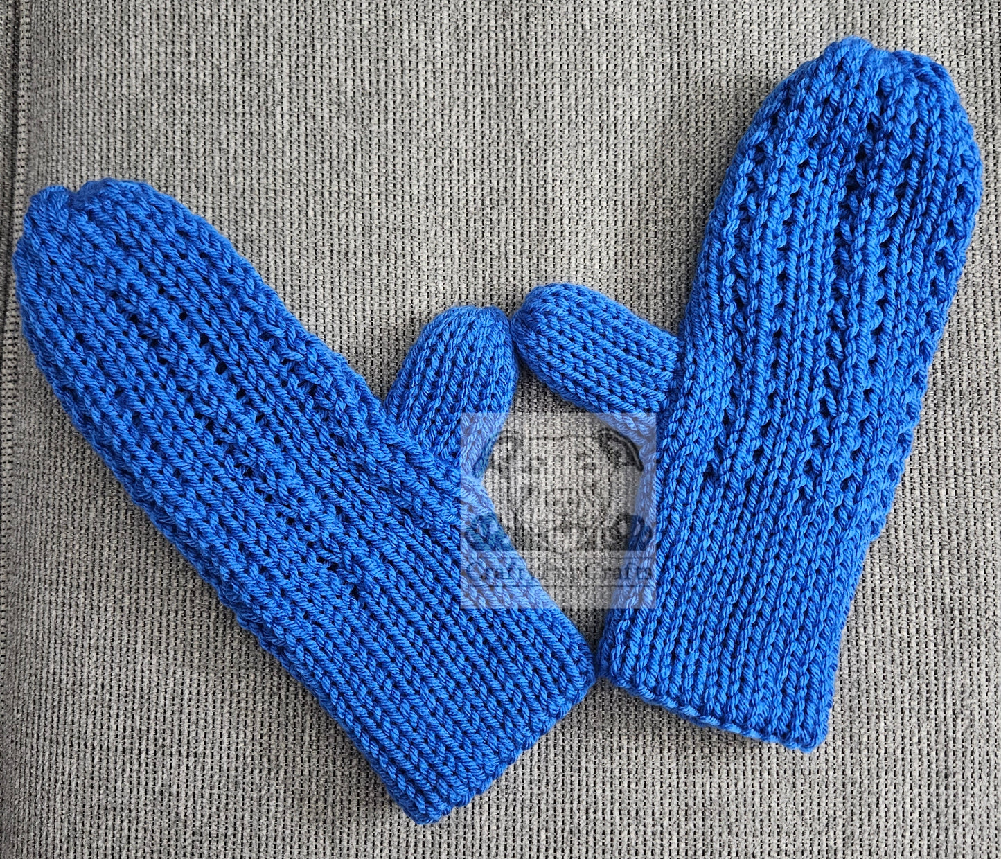 Blue trailing ivy knit mittens